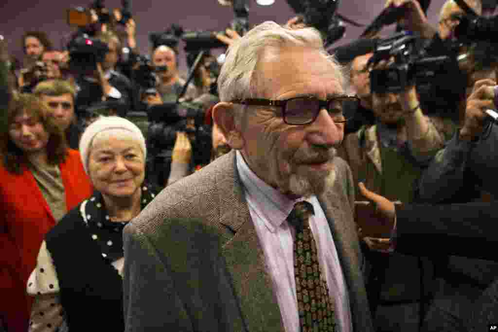 The parents of Mikhail Khodorkovsky, his father Boris, right, and his mother Marina, center left, arrive at their son&#39;s news conference in Berlin, Germany, Dec. 22, 2013.