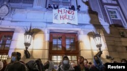 নিউ ইয়র্কের কলাম্বিয়া বিশ্ববিদ্যালয়ের হ্যামিল্টন হল দখলের পর বিক্ষোভকারীরা জানালা থেকে তাদের ব্যানার টাঙ্গিয়ে দেয়। ফটোঃ ৩০ এপ্রিল, ২০২৪। 