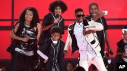 Yara Shahidi, from left, Tracee Ellis Ross, Miles Brown, Silento, and Anthony Anderson perform at the BET Awards at the Microsoft Theater, June 28, 2015, in Los Angeles.