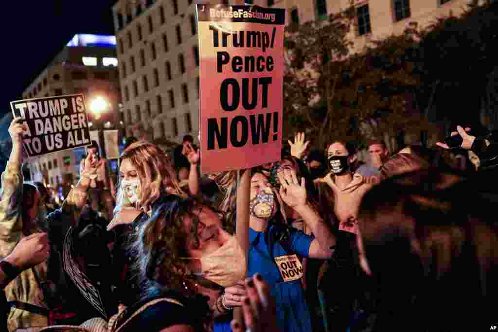 Les manifestations se sont poursuivies sur la &quot;Black Lives Matter Plaza&quot; à Washington DC, le 4 novembre 2020.