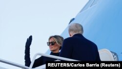Donald Trump e Melania Trump acenam ao embarcarem no avião presidencial a caminho da Flórida no final da presidência Trump