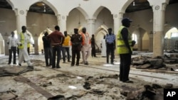 Les services de sécurité déployés dans une mosquée après une explosion à Kano, Nigeria, 29 novembre 2014.