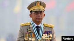 Kepala junta Myanmar Jenderal Senior Min Aung Hlaing, yang menggulingkan pemerintah terpilih dalam kudeta pada 1 Februari, memimpin parade tentara pada Hari Angkatan Bersenjata di Naypyitaw, Myanmar, 27 Maret 2021. (Foto: Reuters)