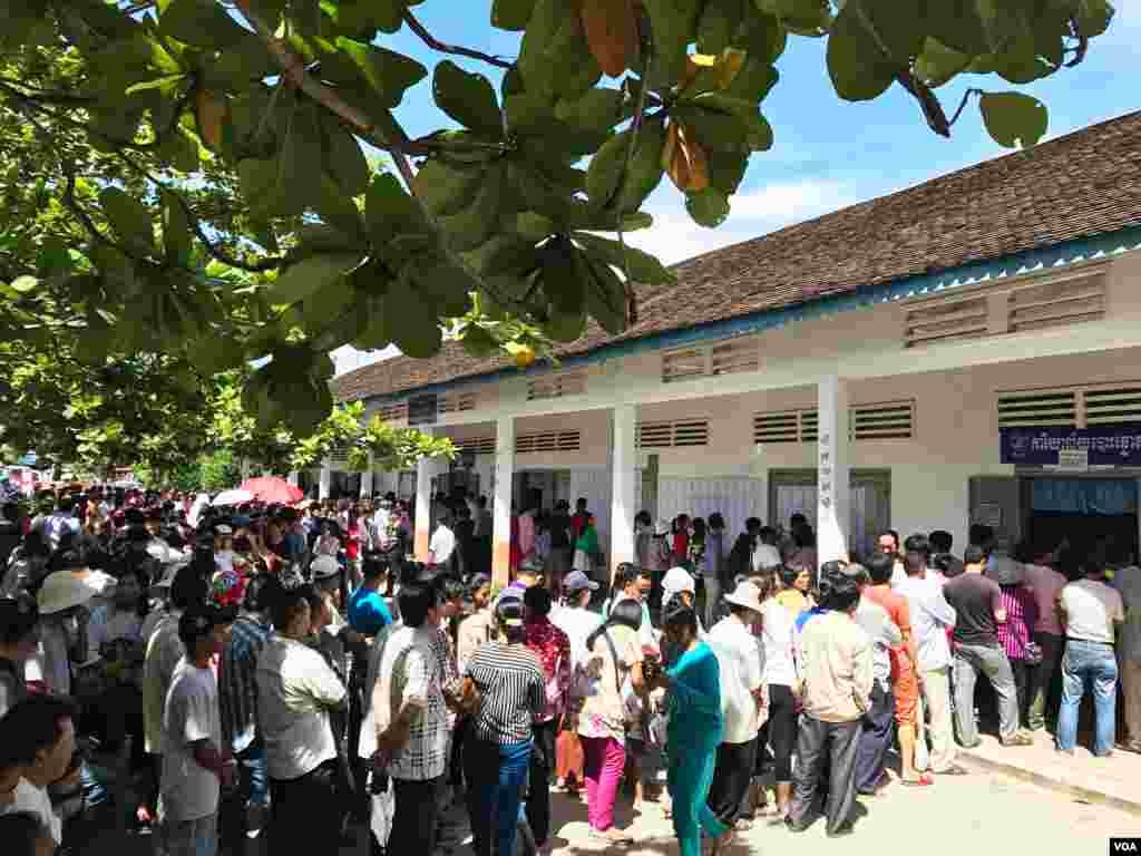 ពលរដ្ឋ​ខេត្ត​សៀមរាប​ចូល​រួម​​បោះឆ្នោត​នៅ​ការិយាល័យ​​ក្នុង​សាលា​បឋមសិក្សា​កេសរារាម សង្កាត់​ស្វាយដង្គុំ​ក្រុង​សៀមរាប ខេត្ត​សៀមរាប កាល​ពី​ព្រឹក​ថ្ងៃ​អាទិត្យ​ទី​៤ ខែ​មិថុនា ឆ្នាំ​២០១៧។ (ធីតា វីន/VOA)​