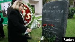 Isabel Morel, janda Orlando Letelier, mantan diplomat Chile pada pemerintahan Salvador Allende Government, yang tewas dibunuh pada tahun 1976 di Washington, DC, menaruh bunga di makam Letelier di Santiago. (Foto: Dok)