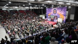 ဖိလစ်ပိုင် ဒုသမ္မတ Sara Duterte နဲ့ သမ္မတဟောင်းဖခင် Rodrigo Duterte တို့ကို ထောက်ခံကြတဲ့ ဟောင်ကောင်ရောက် ဖိလစ်ပိုင်ပြည်သူများ။ (မတ်လ ၉၊ ၂၀၂၅)