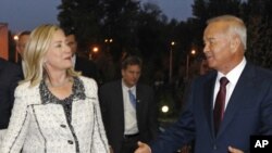 AQSh Davlat kotibasi Xillari Klinton O'zbekiston rahbari Islom Karimov bilan, Toshkent, 22-oktabr, 2011-yil.