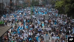 National University students, professors and employees march to the National Palace to take part in a national strike calling for the resignation of Guatemalan President Otto Perez Molina, in Guatemala City, Aug. 27, 2015.