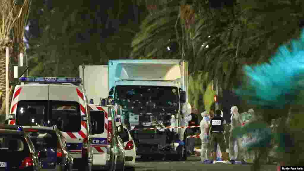 Jami'an tsaro da ma'aikatan kai daukin gaggawa a wurin da aka kai hari a kasar Faransa, Yuli 14, 2016