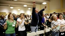 Los-Anjelesda o'tgan dahriylar yig'inidan