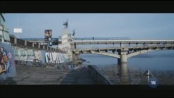 "Джулія Блу" - американська стрічка про кохання у сучасній Україні. Відео