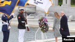 El presidente Donald Trump y la primera dama Melania Trump durante la colocación de una corona de flores en el Monumento a la Segunda Guerra Mundial en Washington, DC, el 8 de mayo de 2020.