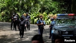 Policías nicaragüense se agrupan frente la casa de la precandidata presidencial Cristiana Chamorro, quien fue arrestada el 2 de junio de 2021 por acusaciones de lavado de dinero.