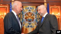 Wakil Presiden Amerika Joe Biden (kiri) dan pejabat Presiden Ukraina Oleksandr Turchynov di Kyiv (22/4).