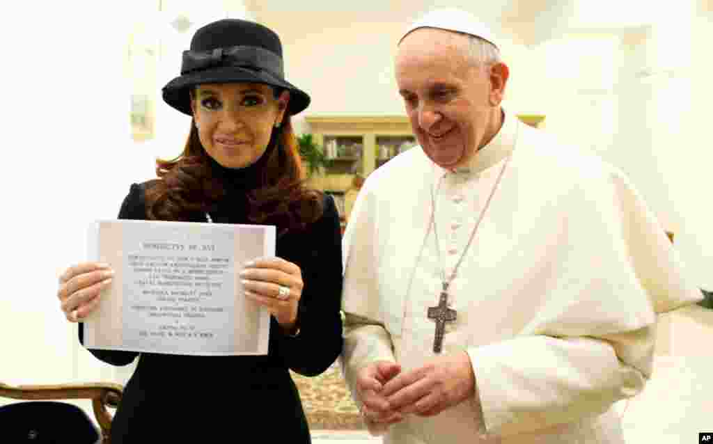 Pope Francis with Argentine President Cristina Fernandez, holding a picture of a plaque commemorating the 1984 peace and friendship treaty between Argentina and Chile, March 18, 2013. 