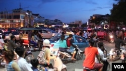 FILE: Traffic in the evening after a traffic accident on Sothearos Boulevard in Phnom Penh, Cambodia, October 26 2014. (Nov Povleakhena/VOA Khmer)