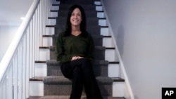 Jill Feldman, 54, poses for a photo at her home in Deerfield, Ill., Friday, Jan. 19, 2024. A lung cancer patient and advocate, Feldman takes pills at home that shrink tumors by blocking a signal that tells cancer cells to grow. (AP Photo/Nam Y. Huh)