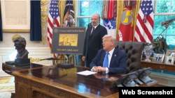 دونالد ترامپ، رئیس جمهوری آمریکا در حال گفت‌وگو با خبرنگاران در کاخ سفید