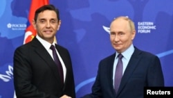 Ruski predsednik Vladimir Putin sa potpredsednikom Vlade Srbije Aleksandrom Vulinom (foto: REUTERS /Sputnik/Kristina Kormilitsyna/Kremlin)