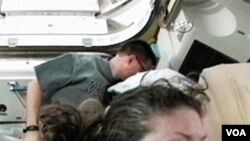 Astronot dan Tracy Caldwell Dyson (depan) dan Doug Wheelock sedang berlatih sebelum melakukan perbaikan pada hari Sabtu.