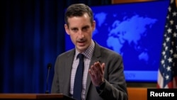 El portavoz del Departamento de Estado, Ned Price, conversa con los periodistas en rueda de prensa, en Washington DC, el 25 de febrero de 2021.