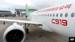 C919 buatan China dipajang di Bandara Internasional Hong Kong di Hong Kong, Rabu, 13 Desember 2023. (Foto: AP)