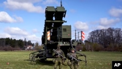 Шведські солдати беруть участь у презентації зенітно-ракетної системи середньої дальності Patriot, а також ракетної системи малої дальності RBS 98 у Стокгольмі, 30 квітня 2023 р. (Фото: AP/Девід Кітон)