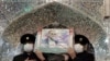 Para pelayan kuil suci Imam Reza membawa peti mati ilmuwan nuklir Iran Mohsen Fakhrizadeh, di Masyhad, Iran, 29 November 2020. (Foto: Kantor Berita Asia BaratWest Asia News Agency via Reuters)