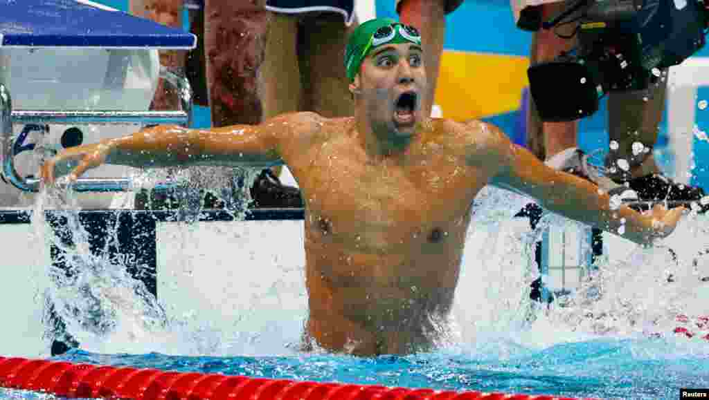 Chad le Clos dari Afrika Selatan setelah memenangkan final 200 meter gaya kupu-kupu.
