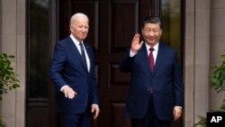 រូបឯកសារ៖ ប្រធានាធិបតី​សហរដ្ឋអាមេរិក​លោក Joe Biden និង​ប្រធានាធិបតី​ចិន​លោក Xi Jinping ចូលរួម​កិច្ច​ប្រជុំ​មួយ​នៅ​ទីក្រុង Woodside រដ្ឋ California កាលពីថ្ងៃទី១៥ ខែវិច្ឆិកា ឆ្នាំ២០២៣។ (Doug Mills/The New York Times via AP)