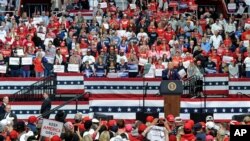 El presidente Donald Trump durante un mitin de campaña en Charlotte, Carolina del Norte. La campaña de reelección de Trump tendrá un evento en Tulsa, Oklahoma, donde las autoridades dicen que los asistentes deben hacerse la prueba de Covid al salir. 