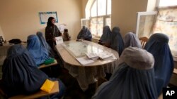 د افغان ښځینه مرستندویانو د کار د بندیز په اړه د بشري حقونو د څار ډلې اندېښنه