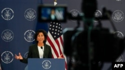 ԱՄՆ առևտրի նախարար Ջինա Ռայմոնդոն խոսում է 2023 թվականի օգոստոսի 30-ին Շանհայում Boeing Shanghai Aviation Service Co.-ում մամուլի ասուլիսի ժամանակ։