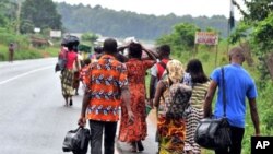 Families flee from the Abobo district of Abidjan, February 23, 2011