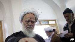 Một giáo sĩ Iran bỏ phiếu tại thành phố Qom trong cuộc bầu cử quốc hội Iran, ngày 2 tháng 3, 2012