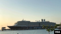 The cruise liner MS Westerdam, carrying more than 2,000 passengers, docked near the pier inside Sihanouville port about 6 p.m. Feb. 13, 2020, after being turned away by four countries.(Kann Vicheika/VOA Khmer)