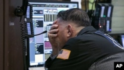 Un corredor bursátil en la sede de la Bolsa de Valores de Nueva York. Octubre 26, 2018.