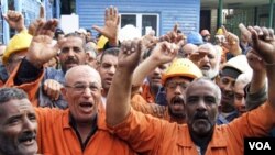 Para buruh Otoritas Terusan Suez melakukan unjuk rasa dan memulai gerakan mogok kerja di kota Ismailia, Mesir (9/2).