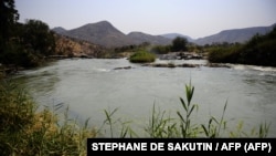 La rivière Kunene, près des chutes d'Epupa, dans le nord de la Namibie, à la frontière avec l'Angola, le 20 août 2010. 