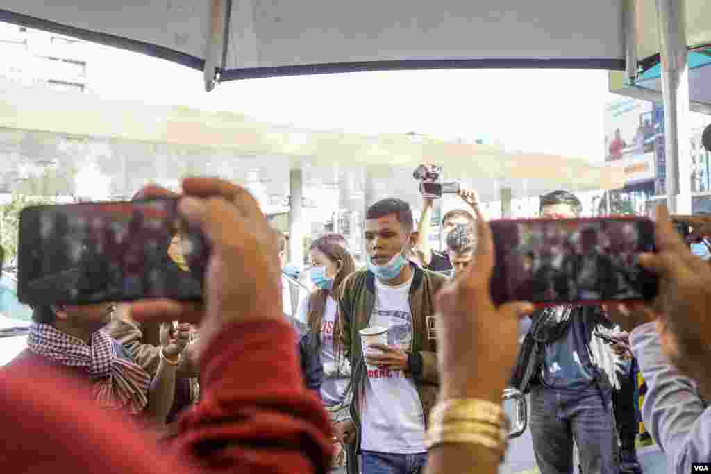 ទិដ្ឋភាព​នៃ​ការ​ជួបជុំ​ ដើម្បី​​ប្រារព្ធ​ខួប​បួន​ឆ្នាំ​នៃ​ឃាតកម្ម​លើ​លោក​ កែម​ ឡី នៅ​បរិវេណ​ស្ថានីយ៍​ប្រេងឥន្ធនៈ​កាល់តិច​ ស្តុប​បូកគោ​ រាជធានី​ភ្នំពេញ​ ថ្ងៃ​ទី​៨ ខែក្កដា​ ឆ្នាំ២០២០។ (ខាន់ សុគុំមនោ​​/វីអូអេ)