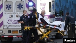 រូបឯកសារ៖ ក្រុមជួយសង្រ្គោះបញ្ជូនអ្នកជំងឺម្នាក់ទៅមន្ទីរពេទ្យបន្ទាប់ពីមានការរីកសាយភាយជំងឺកូរ៉ូណា នៅ​ក្រុងញូវយ៉ក កាលពីថ្ងៃទី១៨ ខែមីនា ឆ្នាំ២០២០។