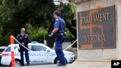 Lambang swastika di papan penunjuk Parlemen Negara Bagian Victoria di Melbourne, Australia, 1 Oktober 2012. Negara bagian Victoria Australia sedang menyusun undang-undang yang melarang simbol Nazi ditampilkan di ranah publik. (David Crosling/AAP Image via AP)