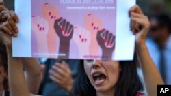 Para aktivis hak-hak perempuan dalam unjuk rasa di Barcelona, Spanyol, 21 Juni 2018. 