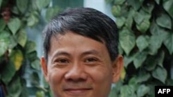 Bác sĩ Phạm Hồng Sơn từng bị tù vì những hoạt động cổ xúy dân chủ, trong đó có việc dịch lại tài liệu 'Thế nào là dân chủ' đăng trên trang web của Bộ Ngoại giao Hoa Kỳ