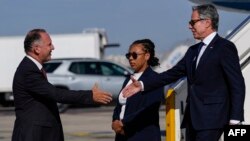 Израелскиот дипломат Гил Хаскел го пречекува американскиот државен секретар на САД додека се симнува од неговиот авион по пристигнувањето на аеродромот во Тел Авив на 22 октомври 2024 година