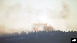 El humo se eleva después de un bombardeo israelí en la aldea de Odaisseh, cerca de la frontera con Israel, en el sur del Líbano, el viernes 13 de octubre de 2023. (Foto AP/Bilal Hussein)