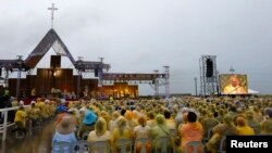 Đức Giáo Hoàng Francis tham dự một Thánh lễ gần sân bay Tacloban, 17/1/2015.