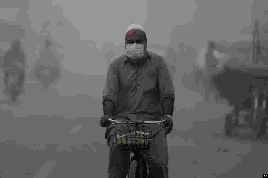  د پاکستان&nbsp;په لاهور ښار&nbsp;کې هوا د سختې ککړتیا له امله د ماسک تړل لازمي شول 