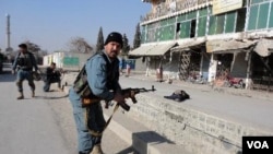Polisi Afghanistan menembak seorang pembom bunuh diri yang mencoba menyerang Kabul Bank di provinsi Khost, Afghanistan (21/12).