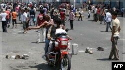 Một người biểu tình bị thương được chở đi khỏi nơi xảy ra vụ đụng độ với lực lượng an ninh ở Taiz, Yemen, 21/9/2011